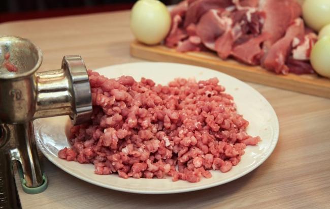 Приготовление фарша из говядины и курдючного сала Говядина через мясорубку