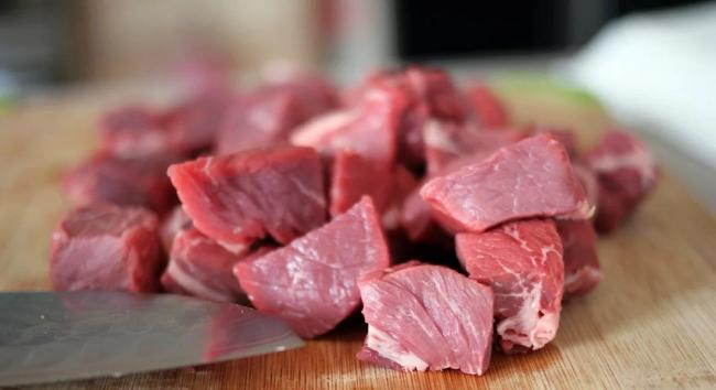 Нарезание говядины кусочками  Говядина кусочками