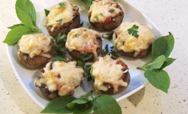 Фаршированные шампиньоны с помидорами и сыром в духовке