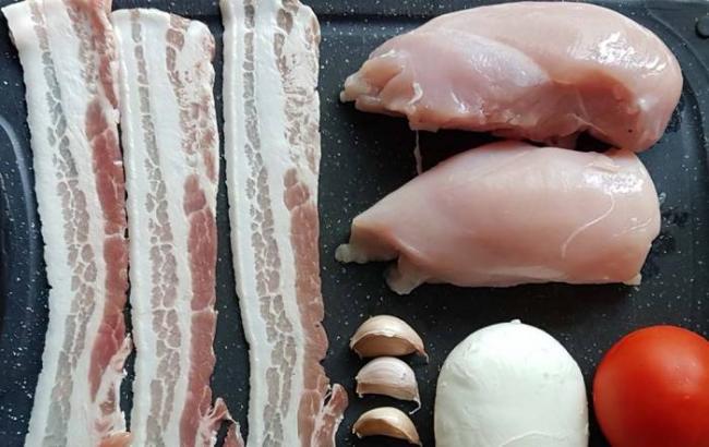 Ингредиенты для приготовления шашлыка из куриной грудки с беконом Грудка, бекон, сыр и помидор