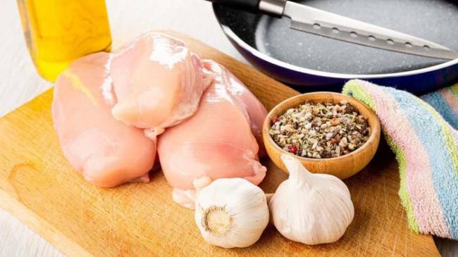 Ингредиенты для вяления куриной грудки в духовке Грудка, чеснок, специи