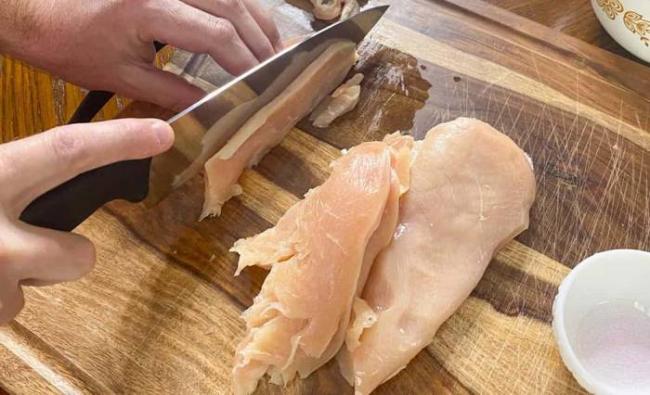 Нарезание куриной грудки на пластинки Грудка и нож