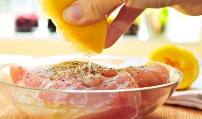 Маринование куриной грудки в лимонном соке со специями Грудка и сок лимона