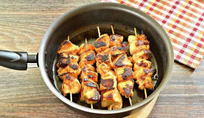 Шашлык из куриной грудки, приготовленный на сковороде Грудка на сковороде