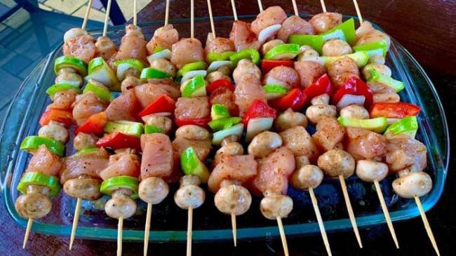 Куриная грудка с овощами на шпажках Грудка с овощами