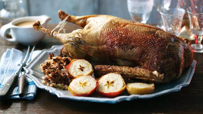 Гусь с яблоками и картофелем, приготовленный в тандыре  Гусь из тандыра