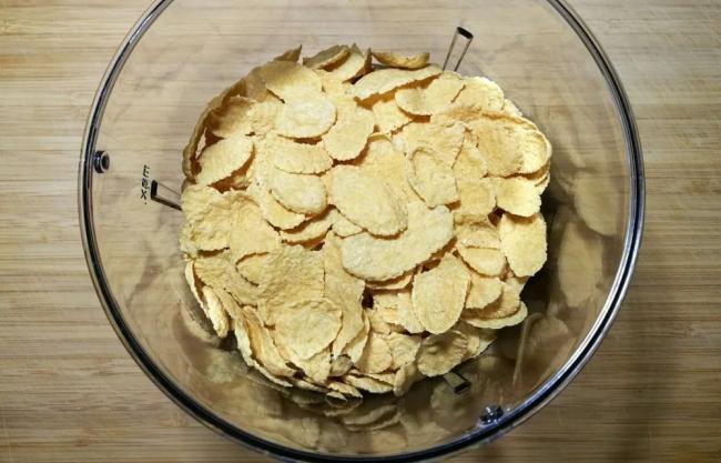 Измельчение кукурузных хлопьев в блендере Хлопья в блендере