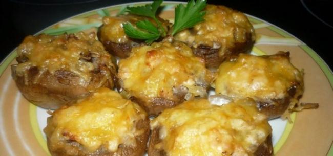 Шампиньоны в духовке целиком фаршированные с сыром
