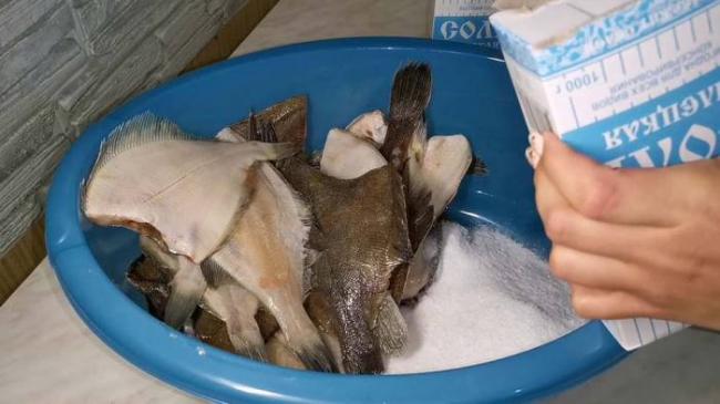 Сухой посол камбалы Камбала в тазике и соль