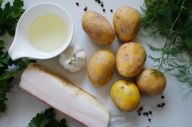 Ингредиенты для приготовления картофеля гармошкой  Картофель, сало и зелень