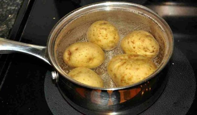 Отваривание картофеля целиком Картофель в кастрюле