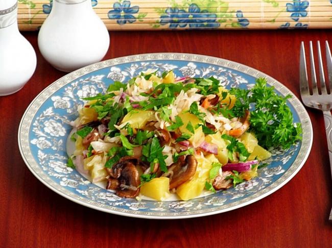 Картофельный салат с квашеной капустой и грибами, рецепт с фото