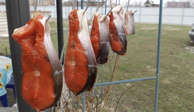Вяление кеты на улице Кета на улице