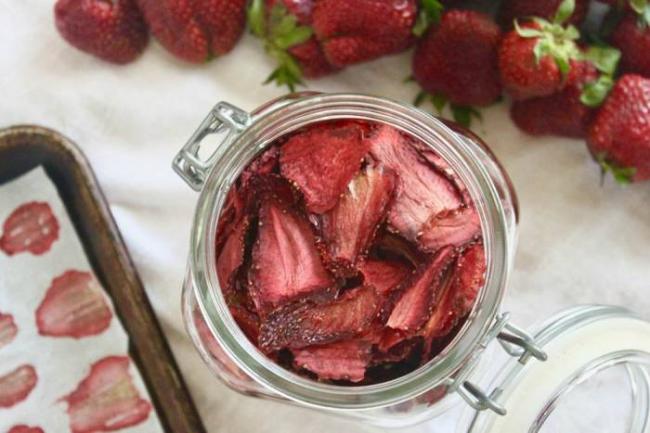 Хранение сушёной клубники в стеклянной банке Клубника в банке