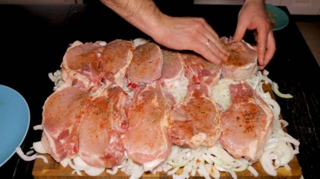 Маринование свиной корейки на кости с луком и специями Корейка с луком