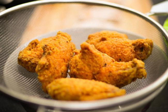 Приготовленные во фритюре куриные крылышки KFC Крылышки из фритюра