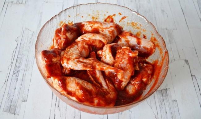 Перемешивание куриных крылышек с маринадом Крылышки в маринаде