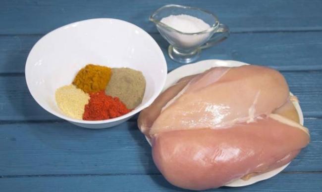 Ингредиенты для вяления куриной грудки классическим методом Куриная грудка, соль и специи