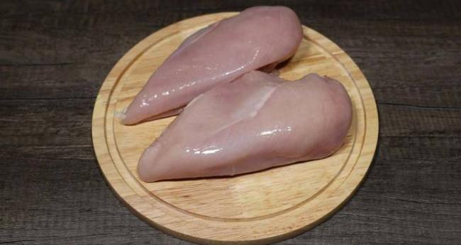 Две куриные грудки Куриные грудки на доске