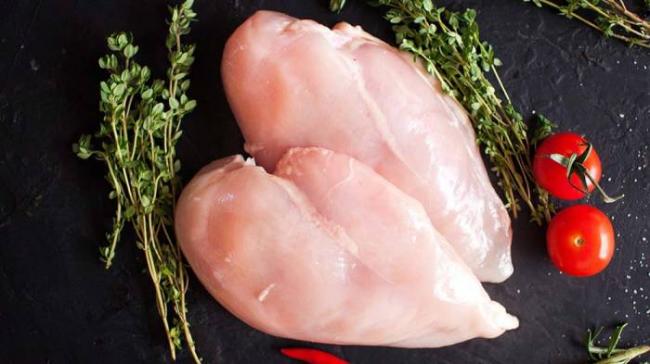Свежие куриные грудки Куриные грудки на столе