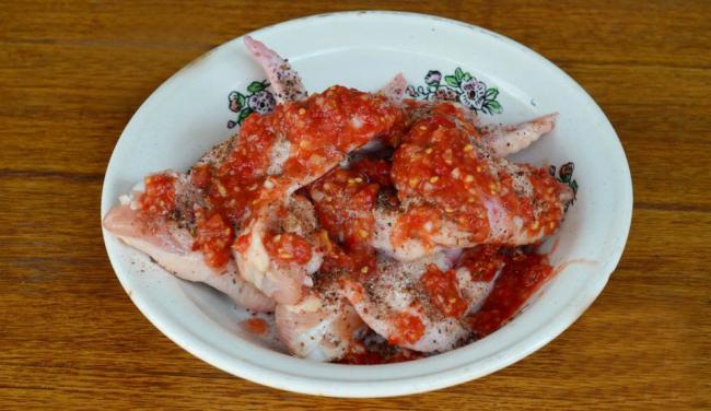 Маринование крылышек в аджике с мёдом Куриные крылышки с аджикой