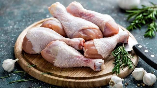 Свежие куриные ножки Куриные ножки на столе