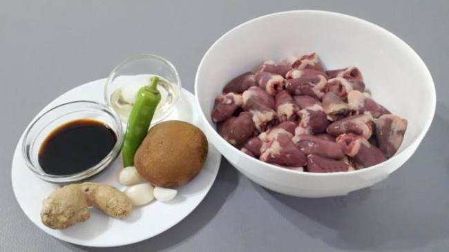 Ингредиенты для приготовления шашлыка из куриных сердечек в духовке Куриные сердечки, киви, имбирь, соевый соус