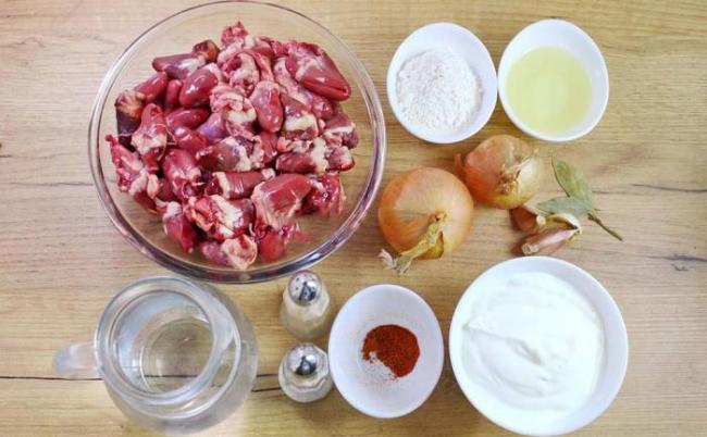 Ингредиенты для приготовления шашлыка из куриных сердечек на шампурах Куриные сердечки, сметана, лук, специи
