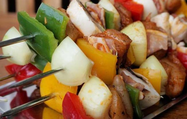Куриное филе с овощами на шампурах Куриный шашлык с овощами