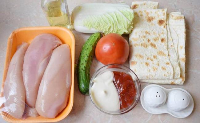 Ингредиенты для приготовления классической шаурмы с курицей Курица, лаваш, капуста, огурец. помидор