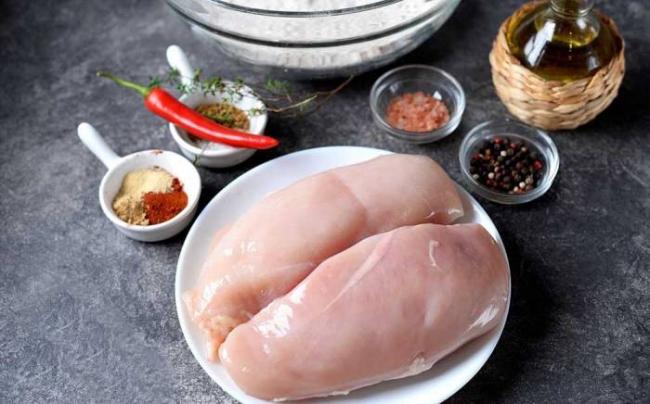 Ингредиенты для приготовления стрипсов по классическому рецепту Курица, масло, приправы и мука