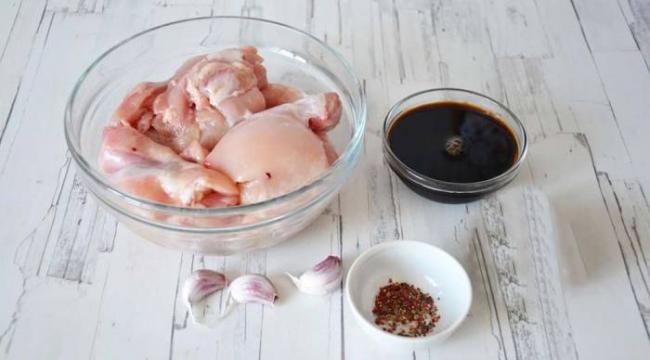 Ингредиенты для вяления куриной грудки в электросушилке Курица, соевый соус, чеснок