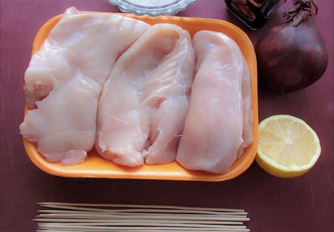 Ингредиенты для приготовления шашлыка из курицы Курица, соевый соус, лимон, сахар