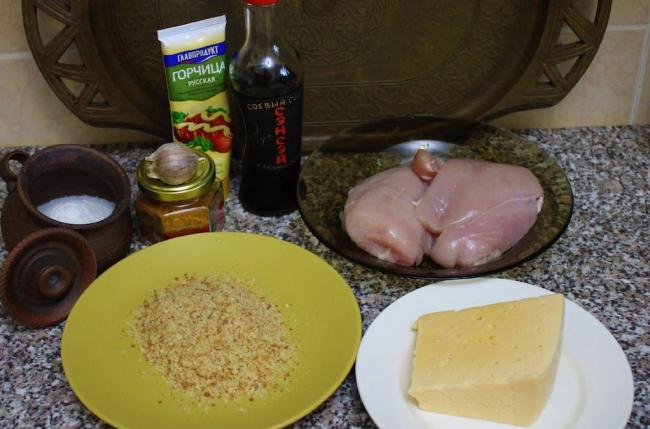 Ингредиенты для приготовления стрипсов в сухарях и с сыром Курица, сыр, соевый соус, сухари и специи