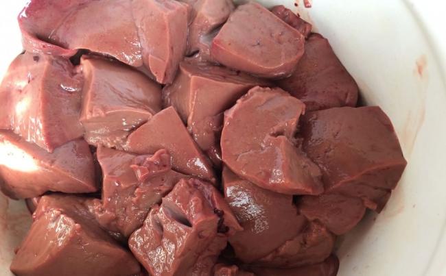 Нарезанная на небольшие куски баранья печень Куски печени барана