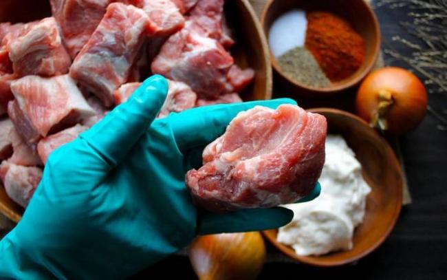 Нарезанный кусками свиной карбонад Куски свиного карбонада