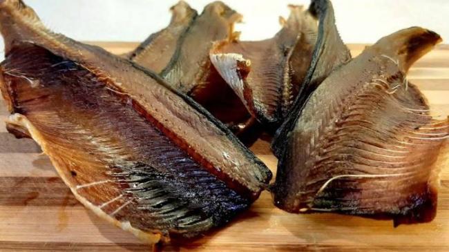 Употребление вяленой селёдки Куски вяленой селёдки
