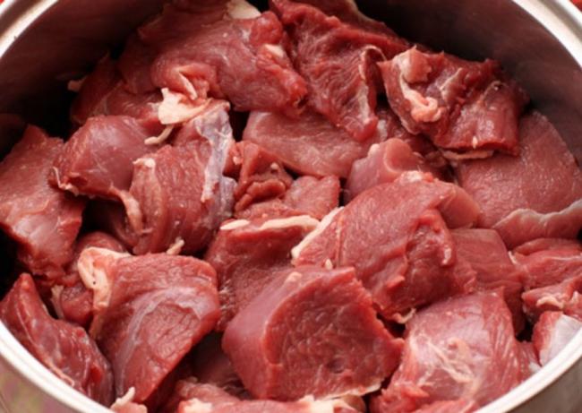 Нарезанная кусочками баранина для шашлыка Кусочки баранины в кастрюле