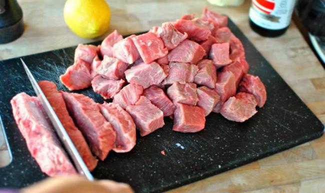 Нарезание кусочками свинины для шашлыка Кусочки свинины для винного маринада