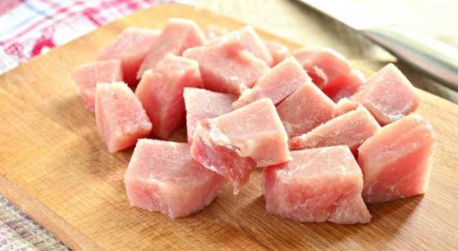 Нарезанный на небольшие кусочки свиной окорок Кусочки свиного окорока
