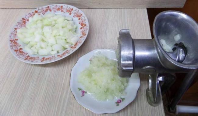 Измельчение лука при помощи мясорубки Лук через мясорубку