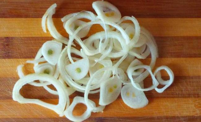 Нарезанный колечками лук Лук для перепелов