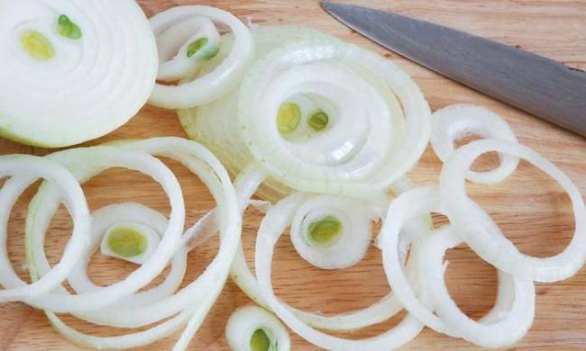 Нарезанный кольцами лук для маринада Лук для свинины