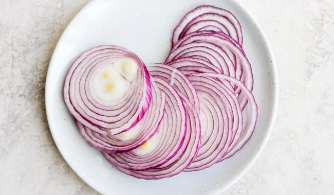 Нарезание лука для маринования Лук для яблочного уксуса