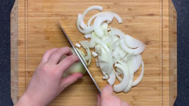 Нарезание лука полукольцами Лук полукольцами для кебаба
