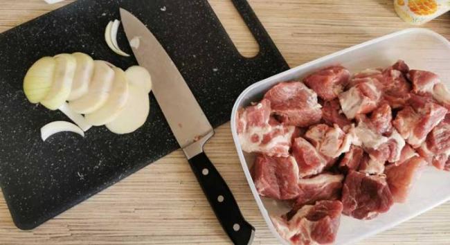 Нарезание лука для маринада Лук, свинина и уксус