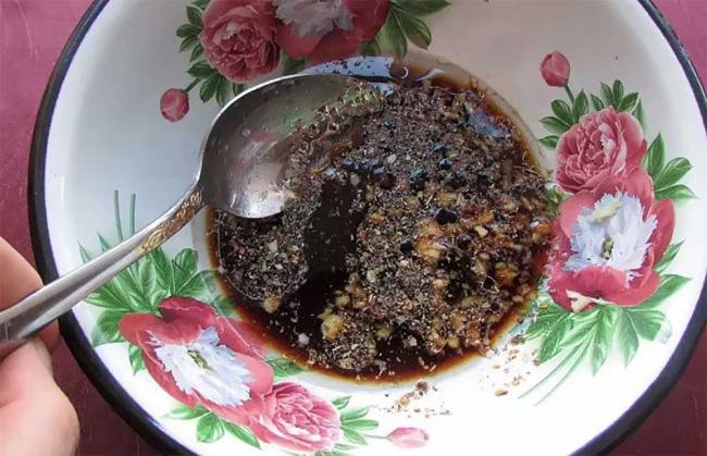 Перемешивание всех ингредиентов маринада Маринад для курицы