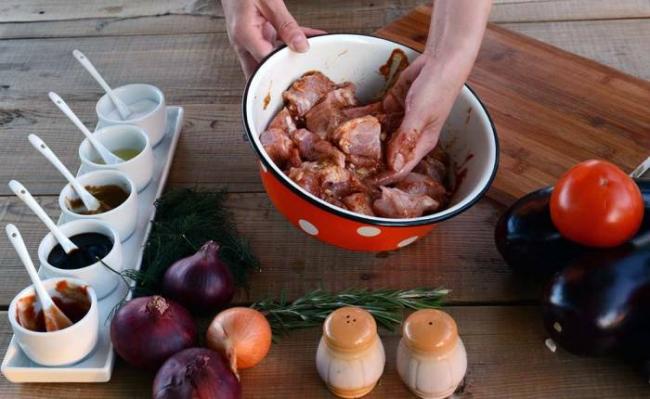 Приготовление маринада для шашлыка из свиного окорока Маринад для свиного окорока