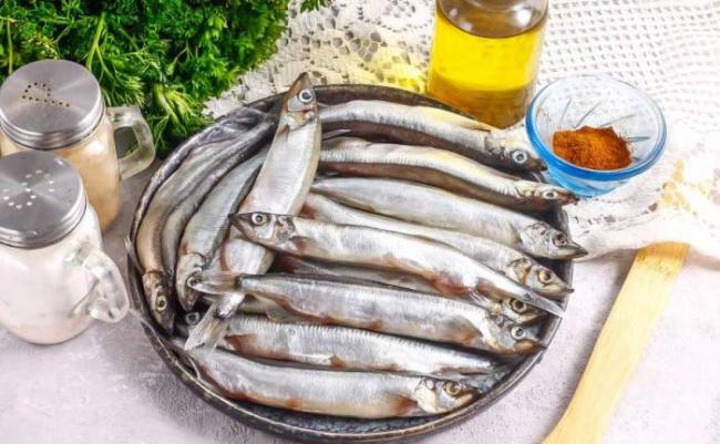 Ингредиенты для сухого посола мойвы Мойва и специи