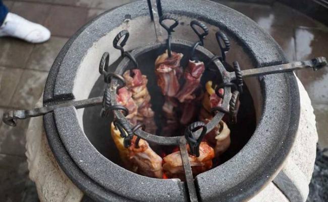 Приготовление шашлыка в тандыре Мясной шашлык в тандыре